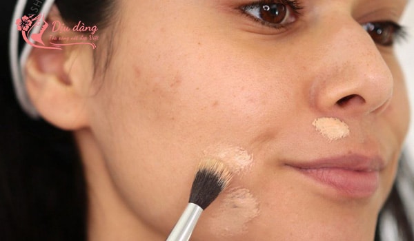dung-kem-che-khuyet-diem-cho-da-mun-khi-makeup