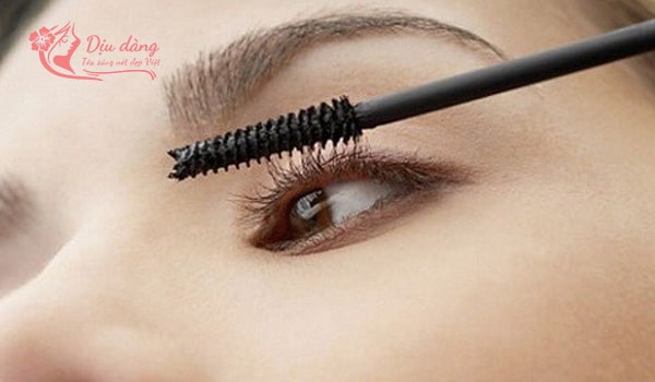 cach-chuot-mascara-khong-bi-lem-von-cuc
