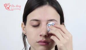 dung-khan-tay-trang-lam-sach-mascara-khong-troi